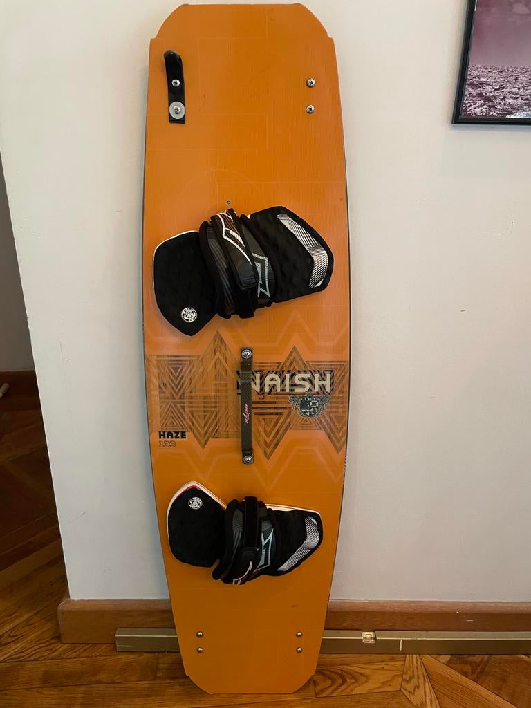 Naish Haze 133 - zgan, Watersport en Boten, Kitesurfen, Ophalen, Twintip, Kiteboard, Zo goed als nieuw