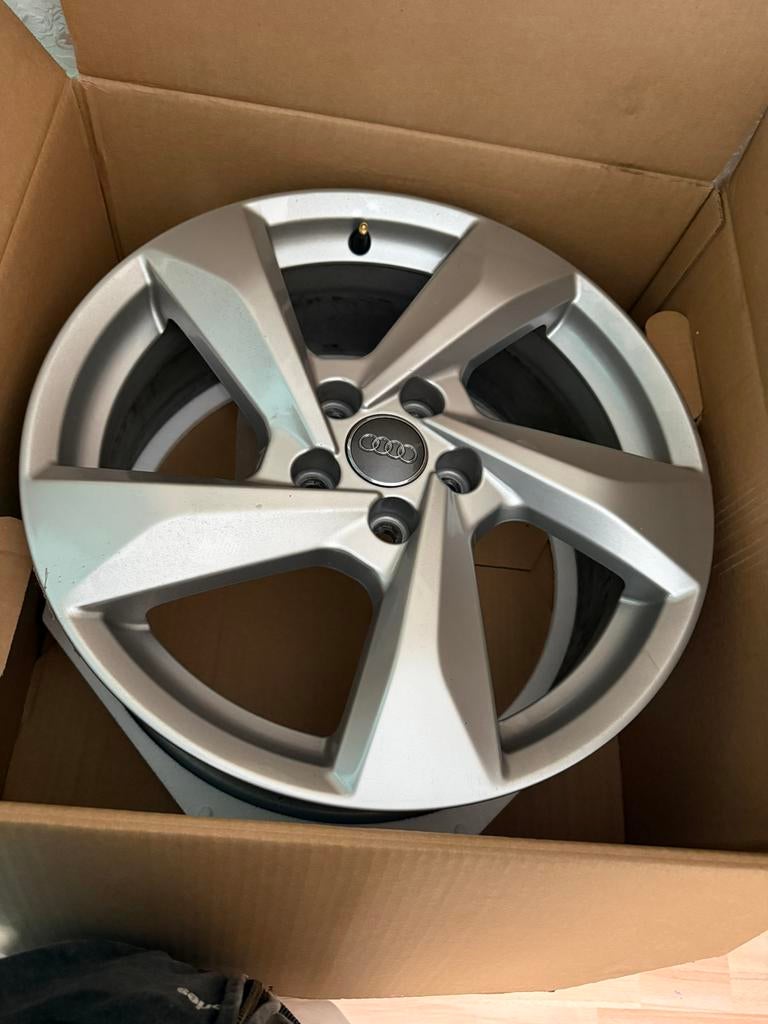 4 Originele Audi Q3 18 inch velg (83A601025H, ET43, 7J), Ophalen, 18 inch, Velg(en), 235 mm