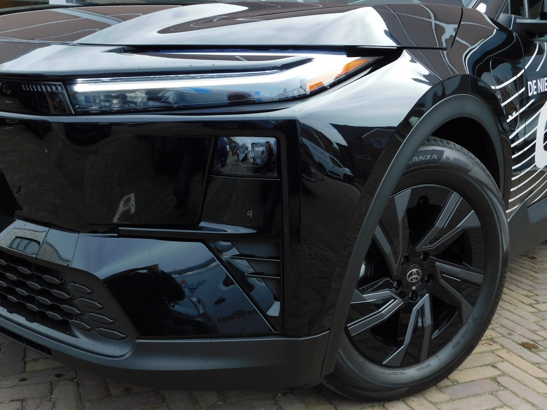 Toyota C-HR+ First Edition 77 kWh *DEMO-DEAL* (bj 2026), Auto's, Toyota, Stof, Zwart, Origineel Nederlands, Automatische klimaatregeling
