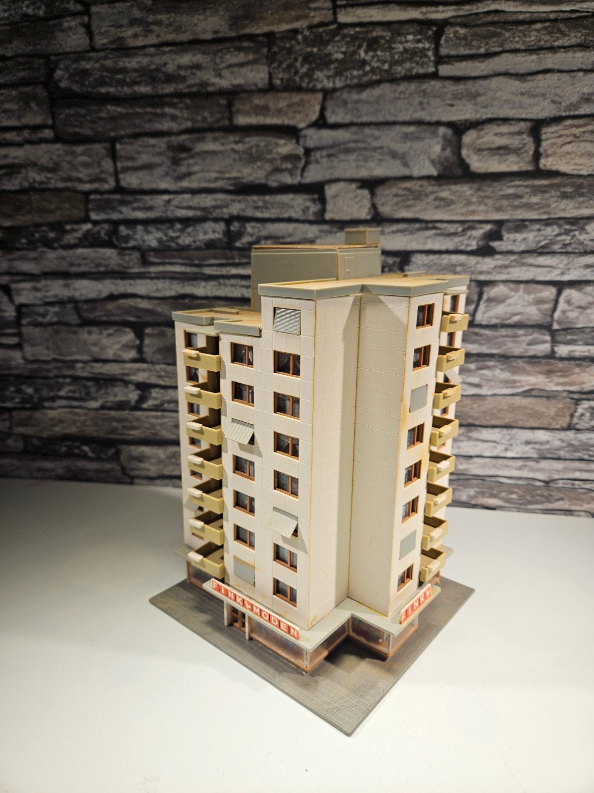 Kibri flatgebouw 18cm N spoor modeltrein 1:160, Hobby en Vrije tijd, Modeltreinen | N-Spoor, Overige merken, Gebruikt, Gelijkstroom of Wisselstroom