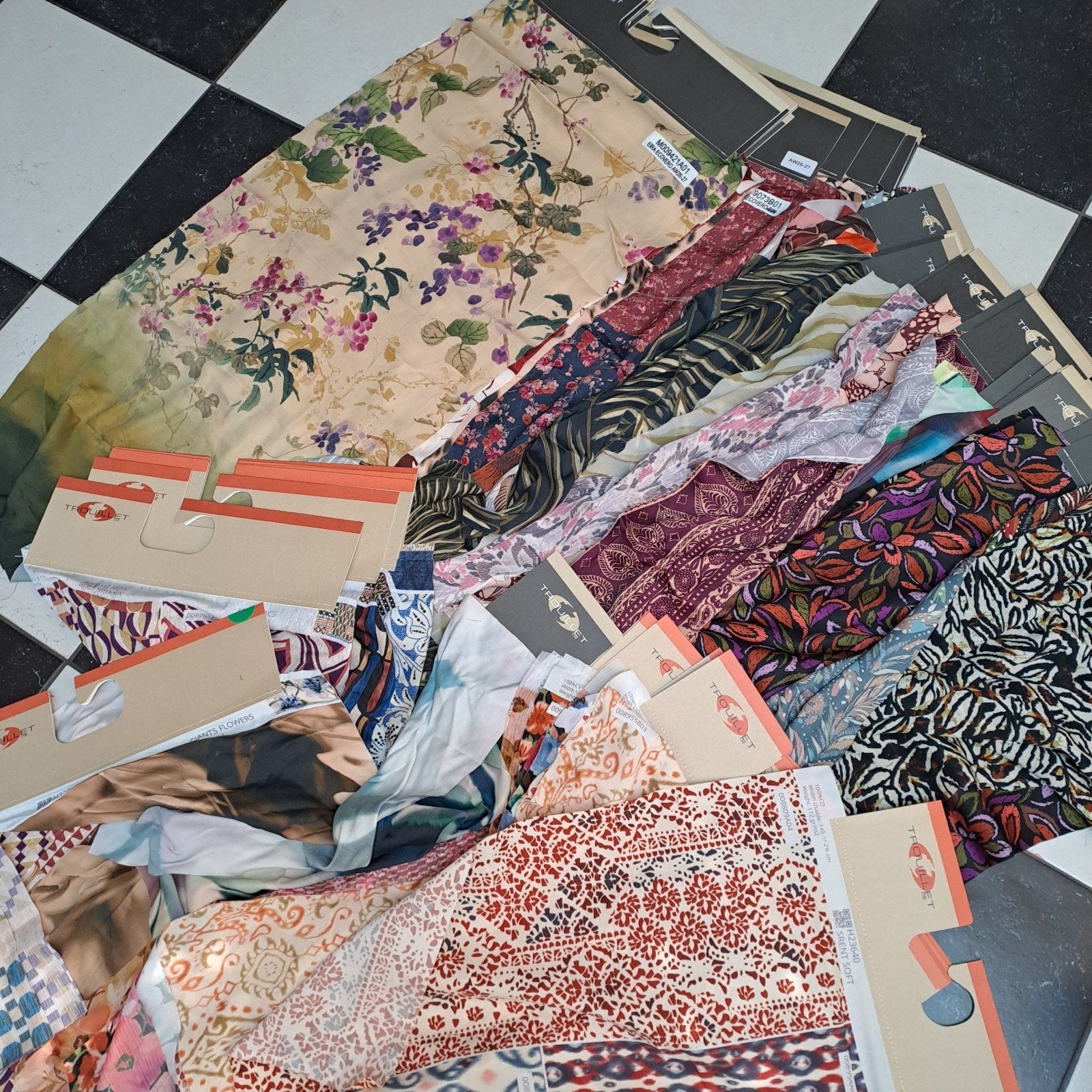 Div. stoffen kleine lapjes - Ideaal voor hobby, 8 kg, Overige materialen, Gebruikt, Meerkleurig, Ophalen of Verzenden