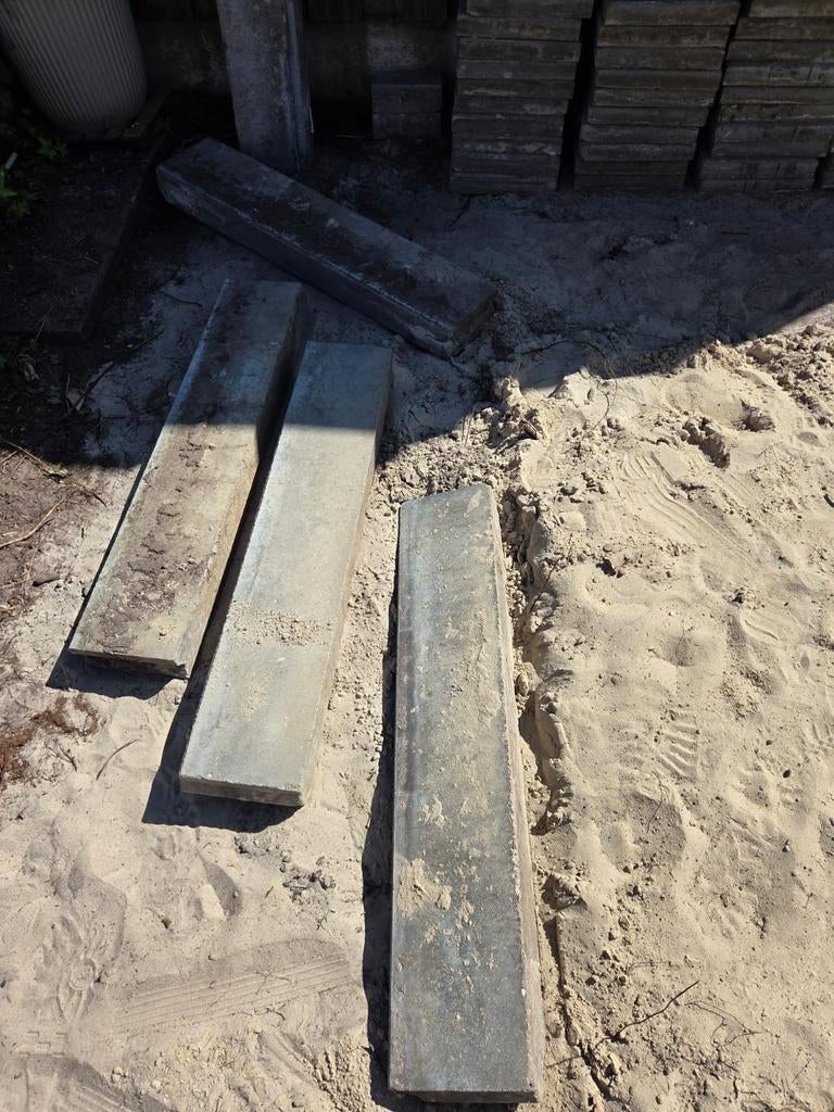 Gebruikte betonnen opsluitbanden funderingsbalken, Tuin en Terras, Tegels en Klinkers, Ophalen, Gebruikt, Overige typen, Minder dan 5 m²