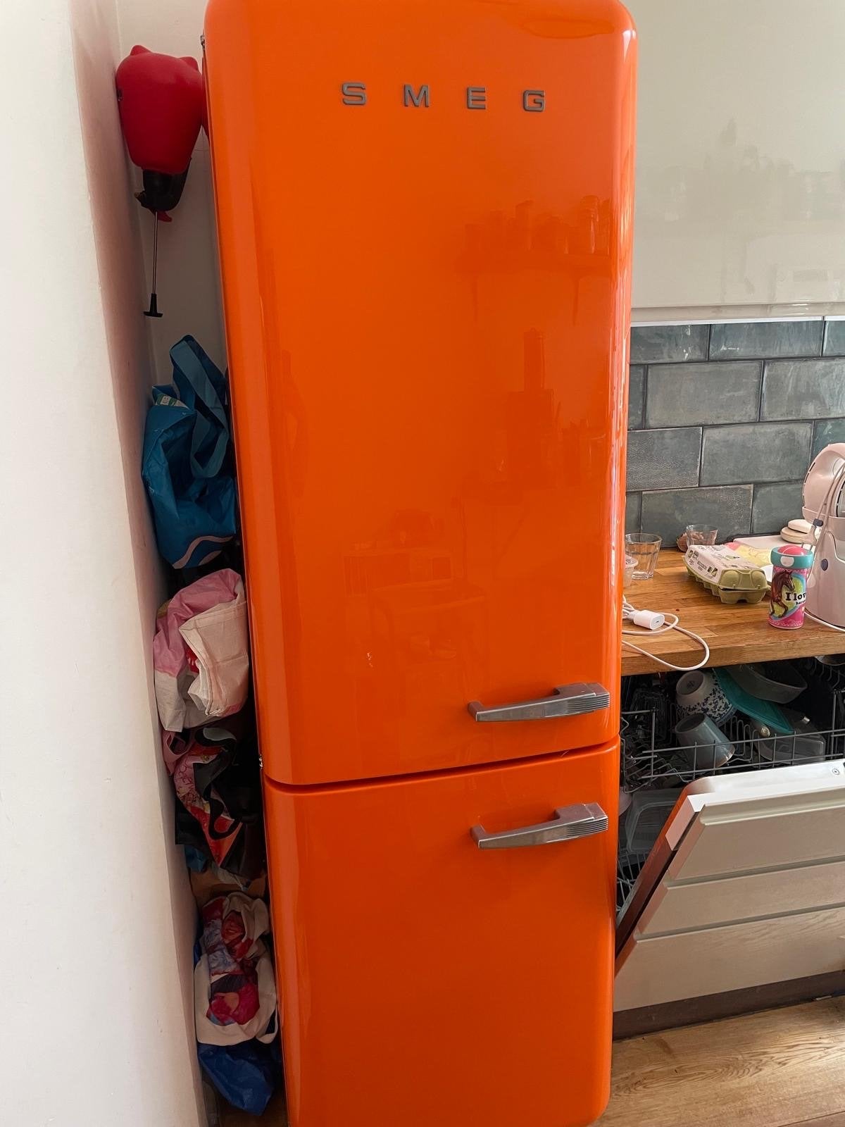Oranje Smeg koelkast defect, gratis af te halen in Haarlem, Witgoed en Apparatuur, Ophalen, 200 liter of meer, 60 cm of meer, Met aparte vriezer