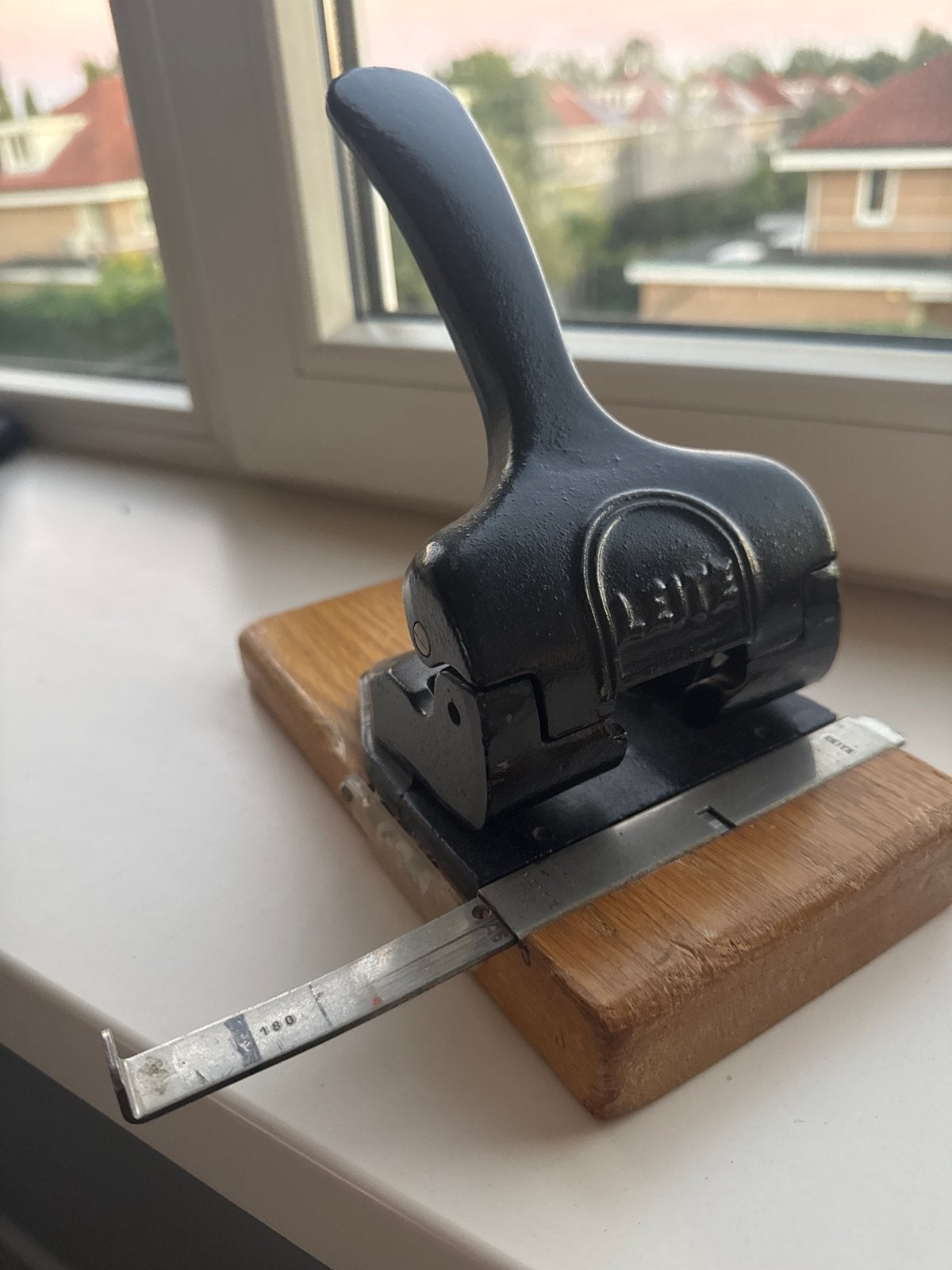 Vintage Leitz perforator op houten voet, Antiek en Kunst, Ophalen of Verzenden