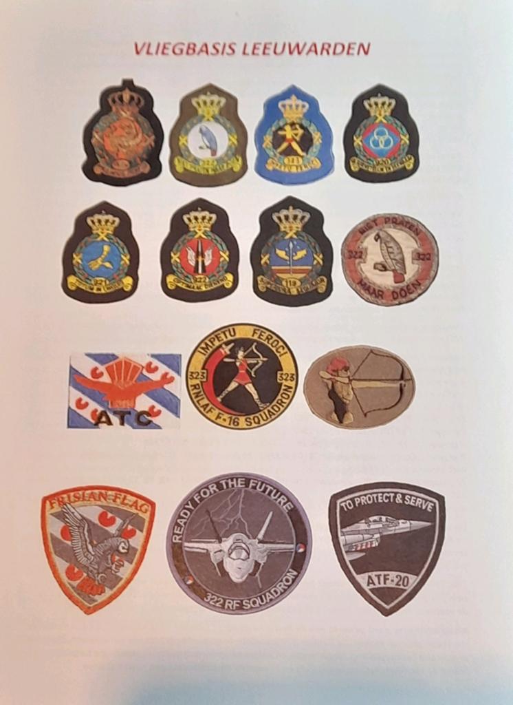 Overzicht emblemen van de airbase Leeuwarden, Verzamelen, Ophalen of Verzenden, Landmacht, Nederland, Boek of Tijdschrift