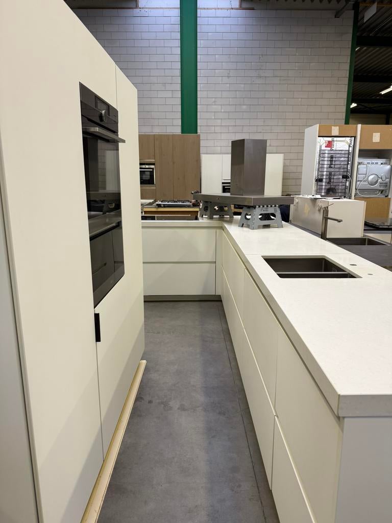 Hoekkeuken Greeploos Modern + TOP Apparatuur GEDEMONTEERD