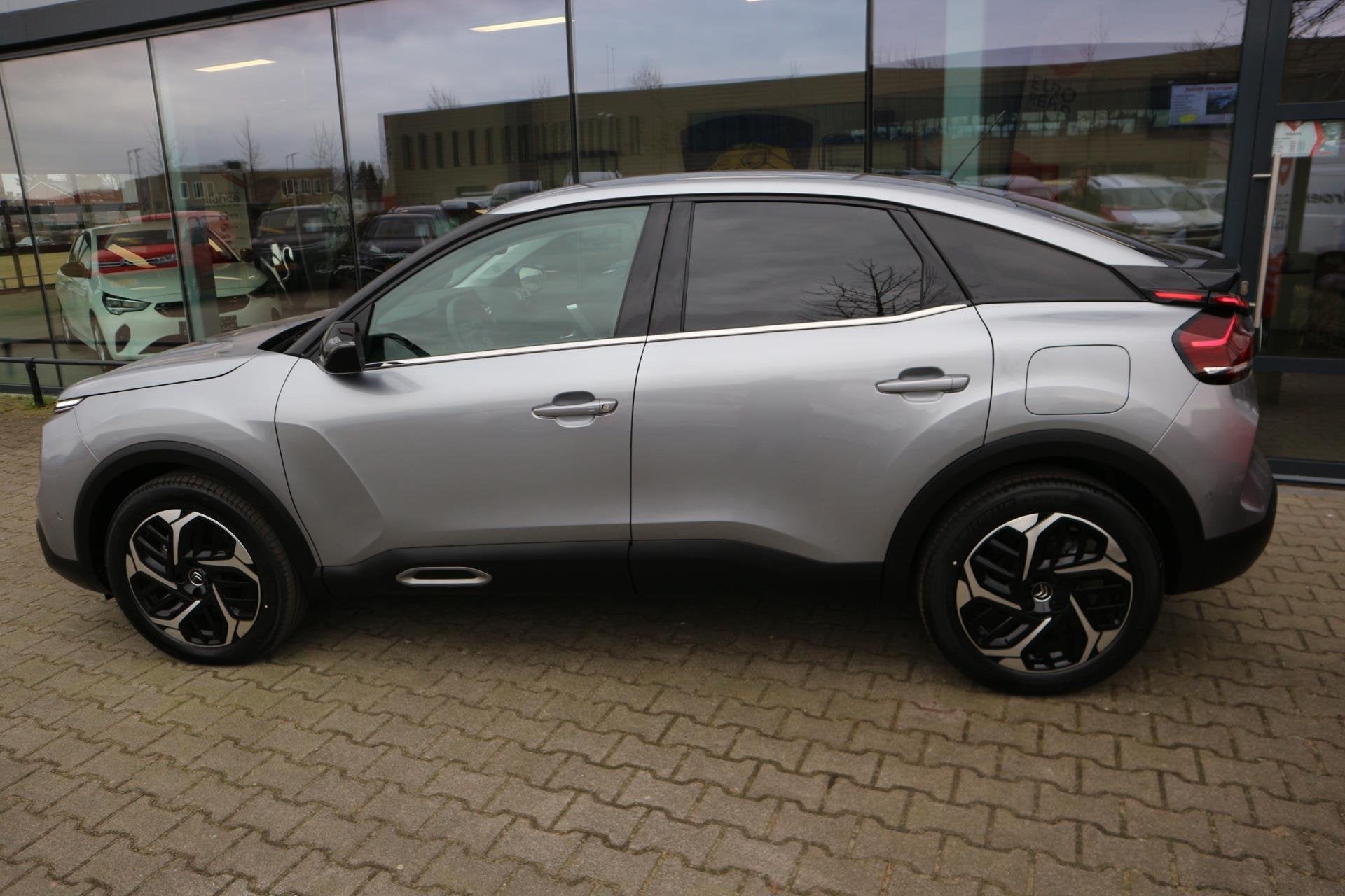 Citroen C4 1.2 Puretech Shine 130PK NAVI CAMERA KEYLESS HEAD, Auto's, Gebruikt, Euro 6, 1199 cc, Leder en Stof