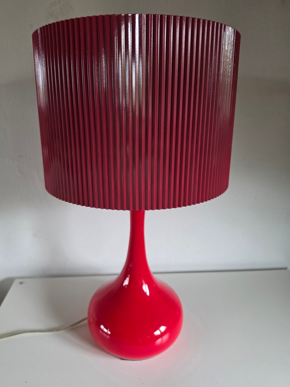 Moderne rode tafellamp met geplooide kap, Ophalen, Kunststof, Gebruikt, Met kap