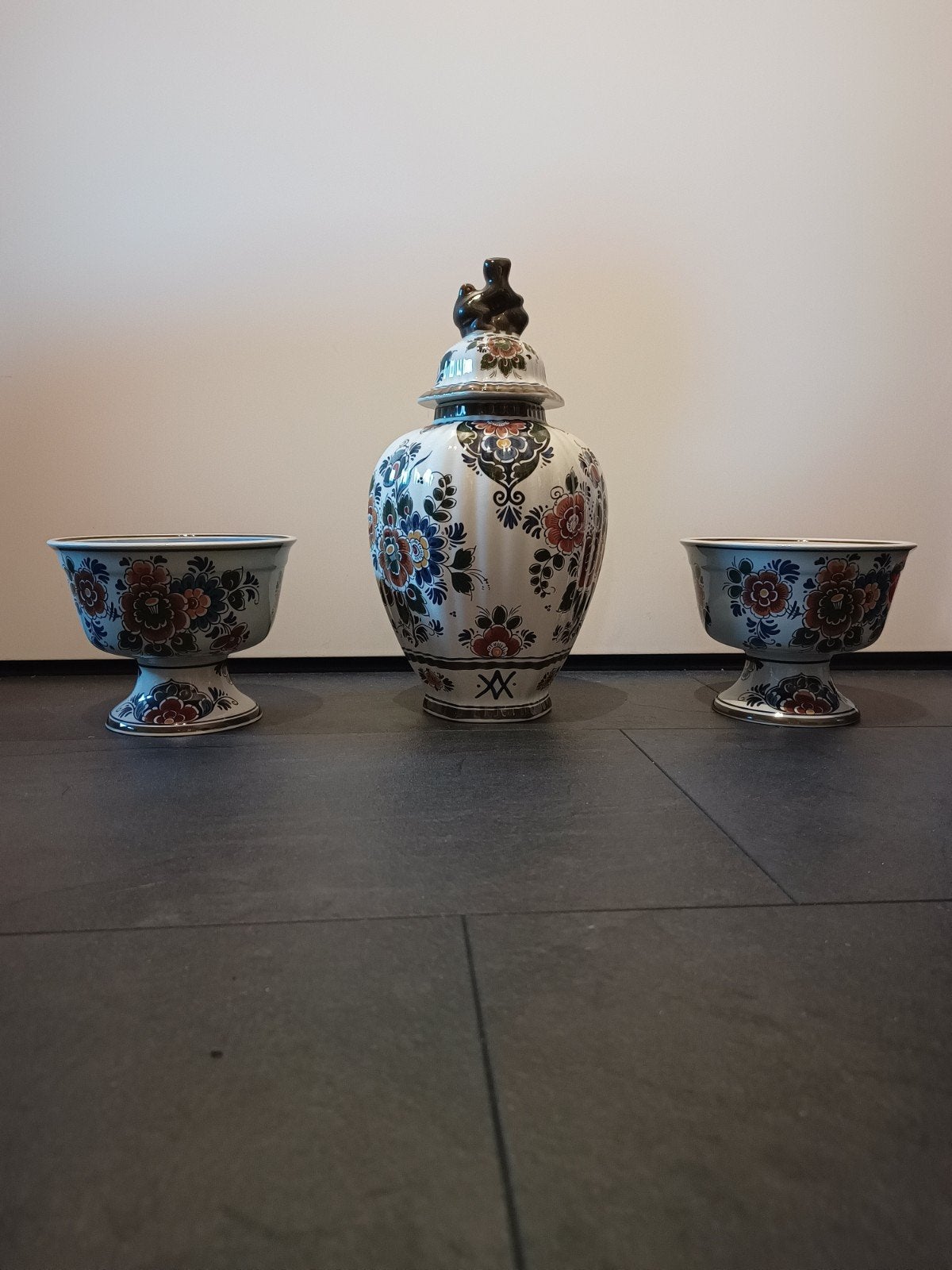 Prachtig driedelig Delft Polychroom kaststel, Antiek en Kunst, Ophalen of Verzenden