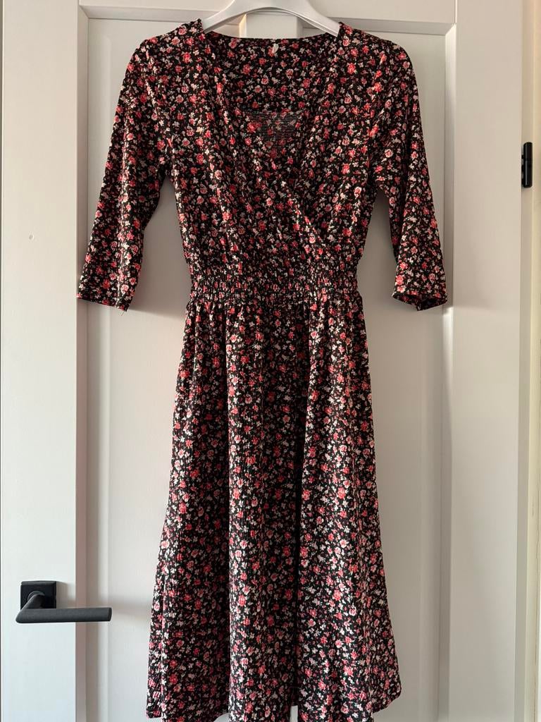 Toffe jurk Only Zwart met rood roze bloemetjes Mt S, Maat 38/40 (M), Zwart, Ophalen of Verzenden, Zo goed als nieuw