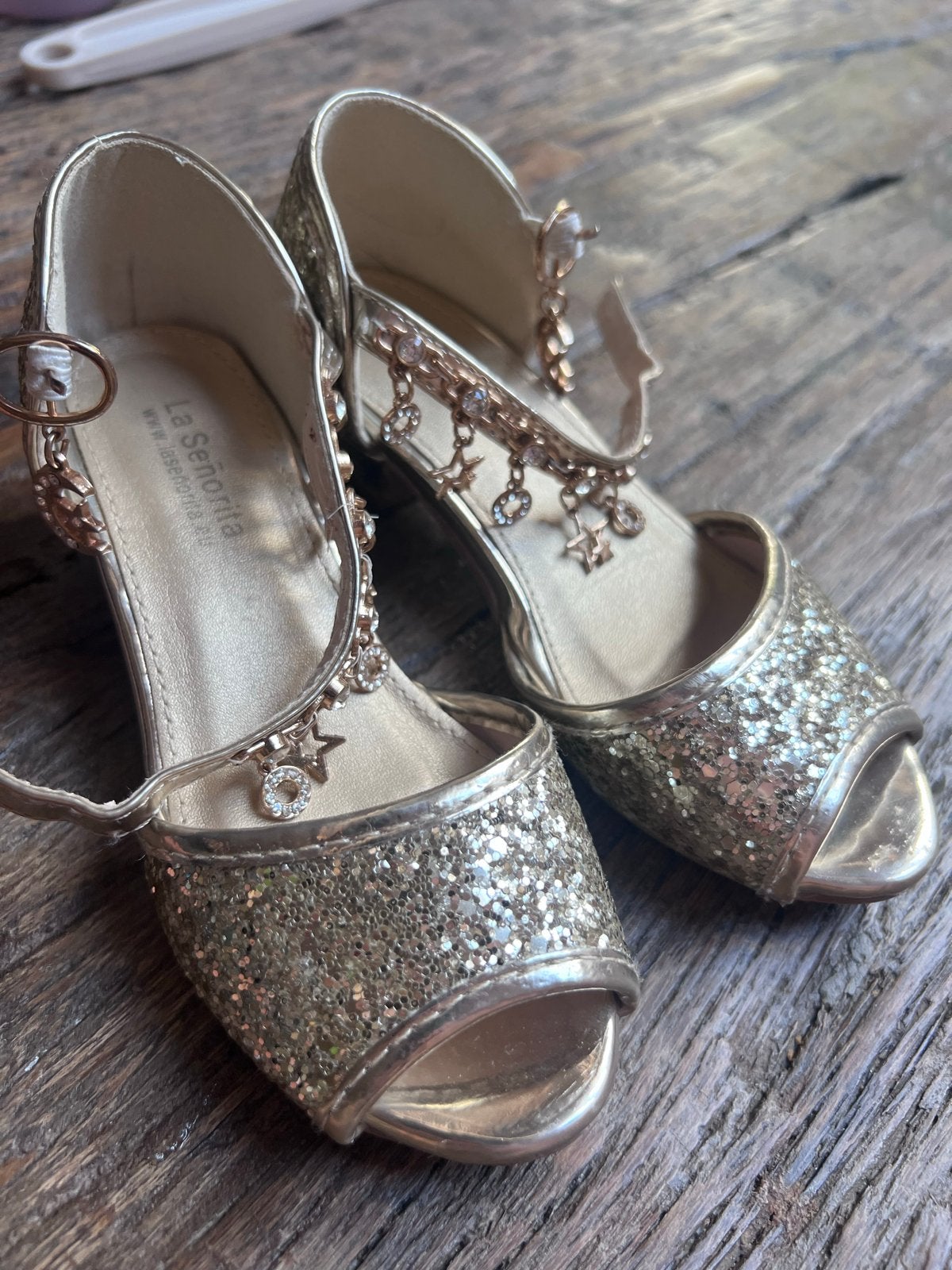 Gouden glitter schoenen La Señorita maat 26 (hakjes meisje), Ophalen of Verzenden, Gebruikt, Meisje, Schoenen