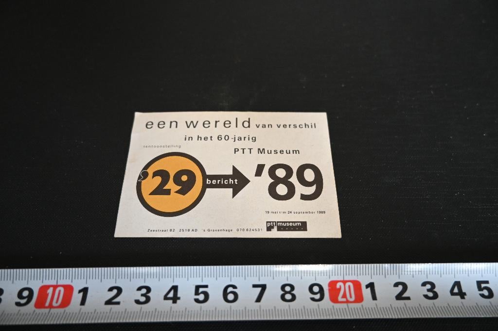 sticker PTT Museum 60 jaar 1929 - 1989 een wereld van versch, Ophalen, Zo goed als nieuw
