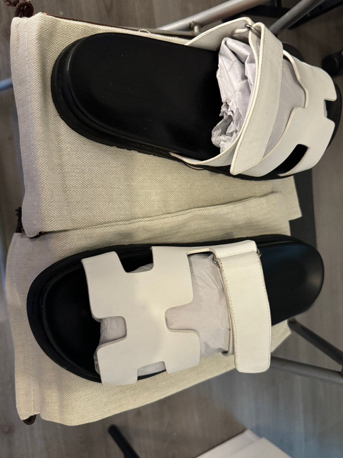 Hermes cypre slippers maat 44 wit, Kleding | Dames, Schoenen, Ophalen of Verzenden, Zo goed als nieuw, Wit