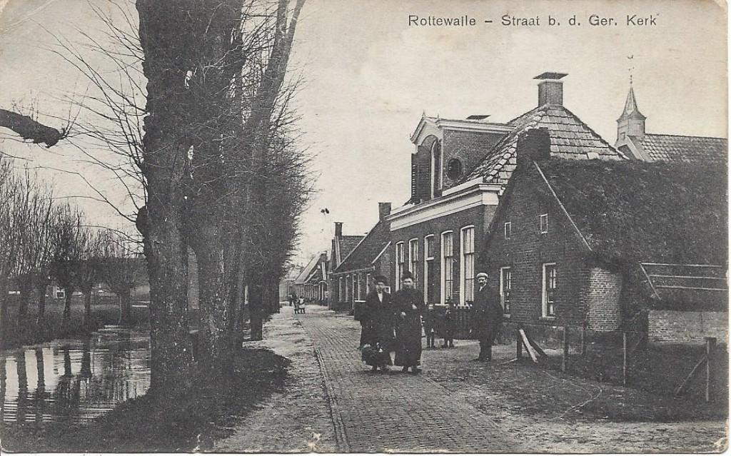 Rottevalle (Fr.) Straat bij de Ger. Kerk, Volk, gelopen 1927, Ophalen of Verzenden, 1920 tot 1940, Gelopen, Friesland