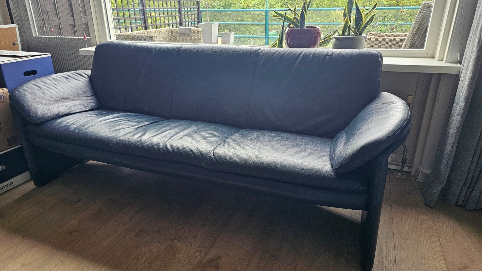 Leolux Bora Bora bank - Blauw leer, Ophalen, Gebruikt, Driepersoons, Rechte bank