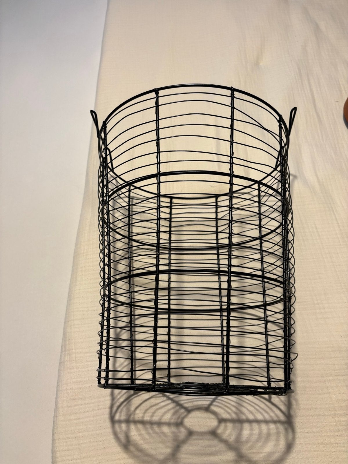 Zwarte metalen draadmand met handvatten, Huis en Inrichting, Woonaccessoires | Schalen en Manden, Ophalen, Met handvatten, Gebruikt
