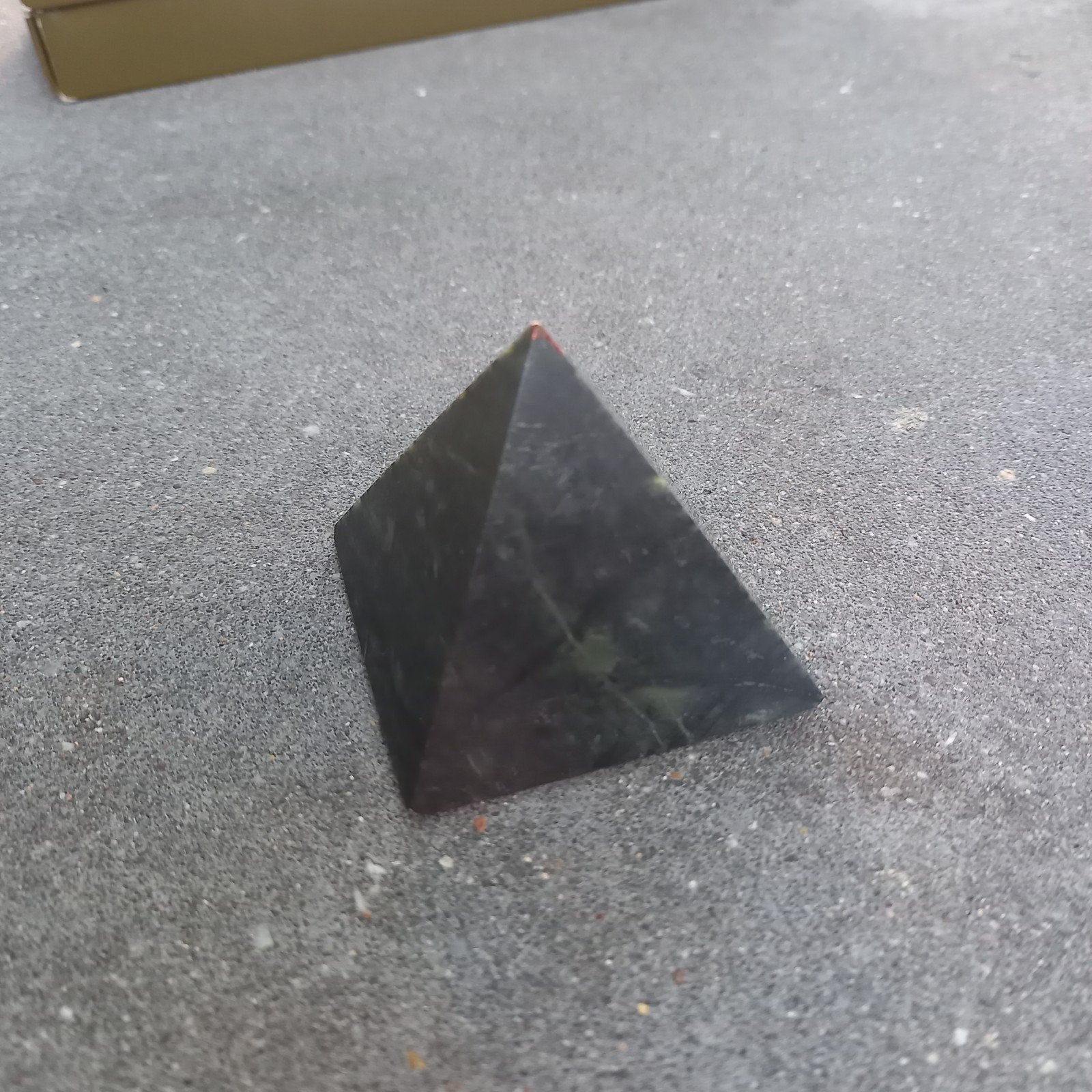 Edelsteen pyramide groen zwart, Ophalen of Verzenden