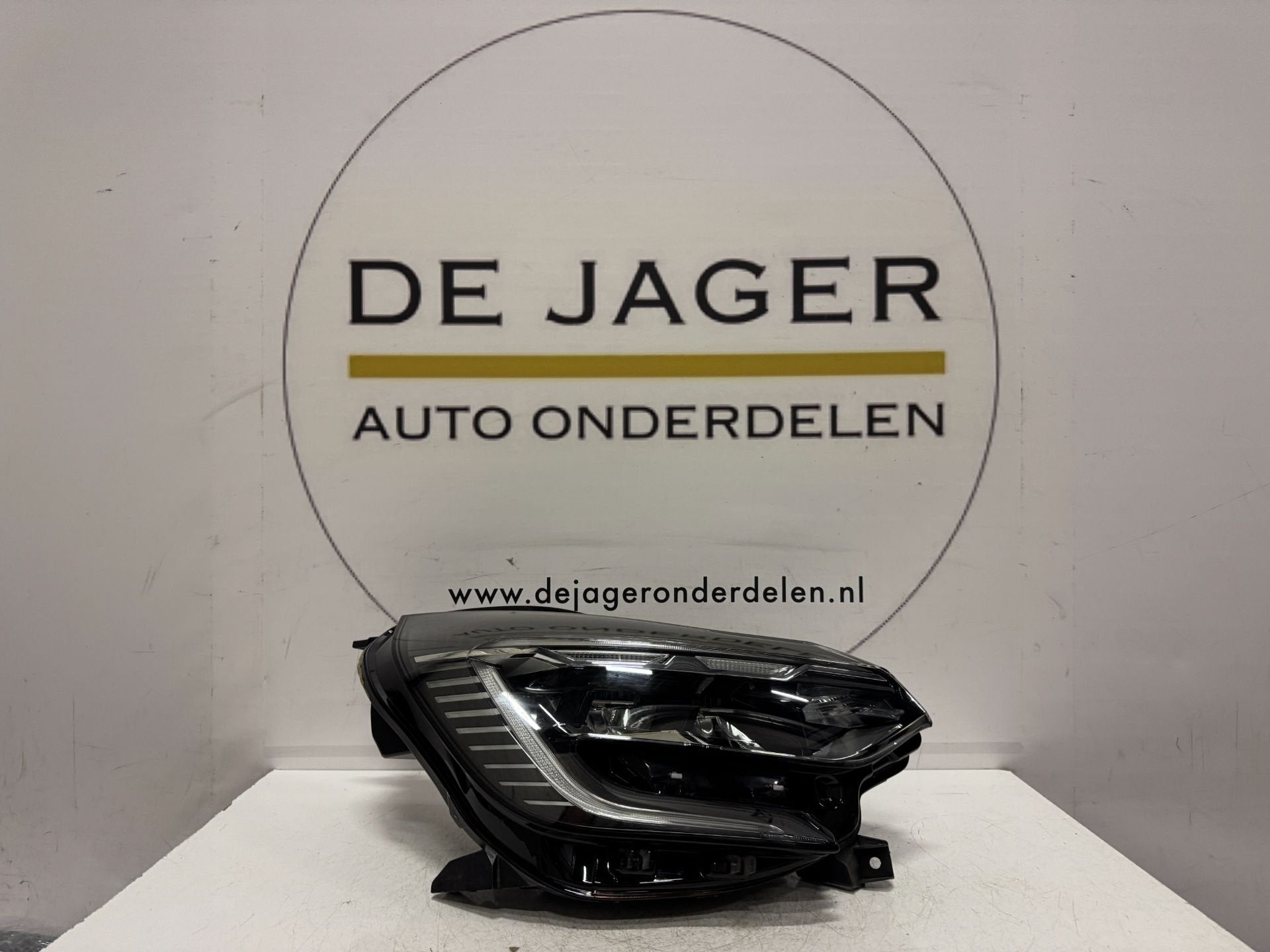 RENAULT CAPTUR II KOPLAMP LED PURE VISION 260104525R RECHTS, Renault Group, Gebruikt, Contact.group@renault.com, Renault