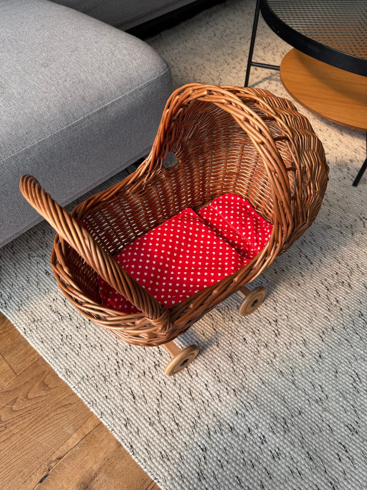 Rieten poppenwagen met bekleding - Zo goed als nieuw, Ophalen, Zo goed als nieuw, Babypop
