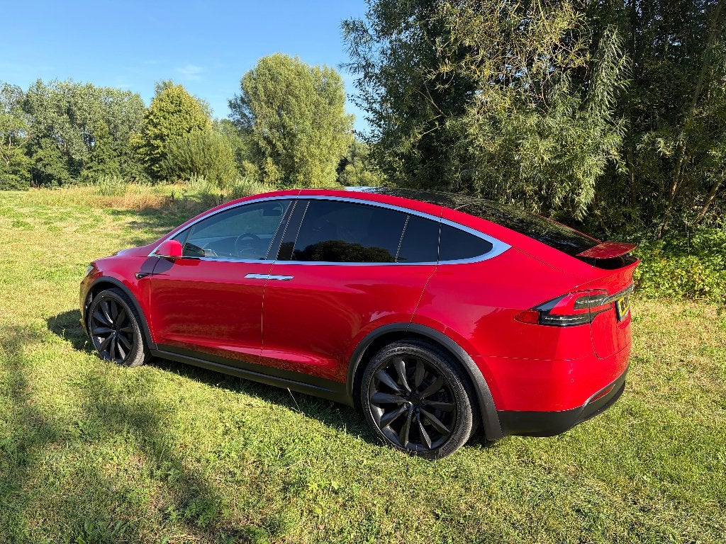 Foto 6 van BLOEDMOOIE TESLA MODEL X 90 D - ROOD