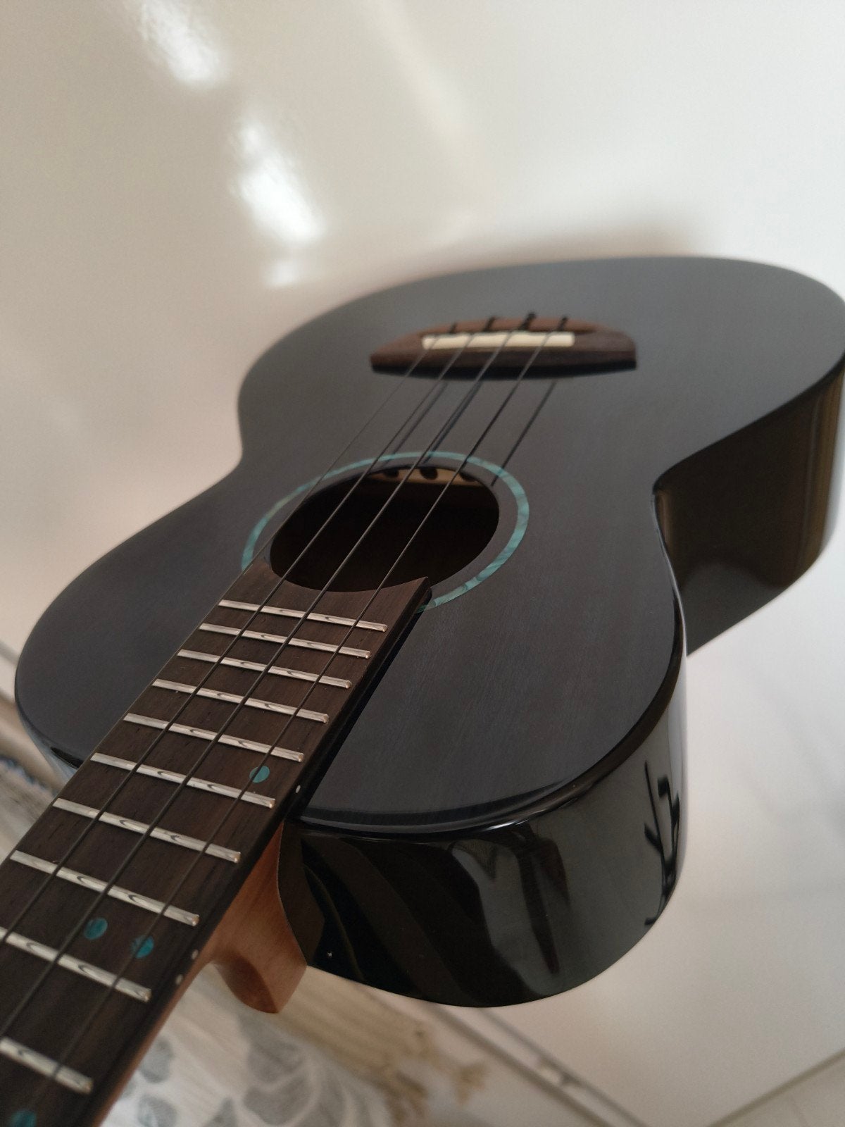 Flight Iris Tinta Tenor TDB Ukulele, geheel massief mahonie, Muziek en Instrumenten, Snaarinstrumenten | Gitaren | Akoestisch