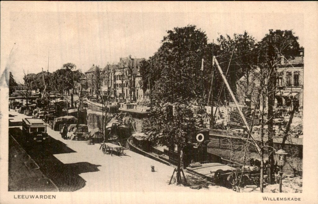 Leeuwarden - Willemskade - kade met schepen, Ophalen of Verzenden, 1920 tot 1940, Gelopen, Friesland