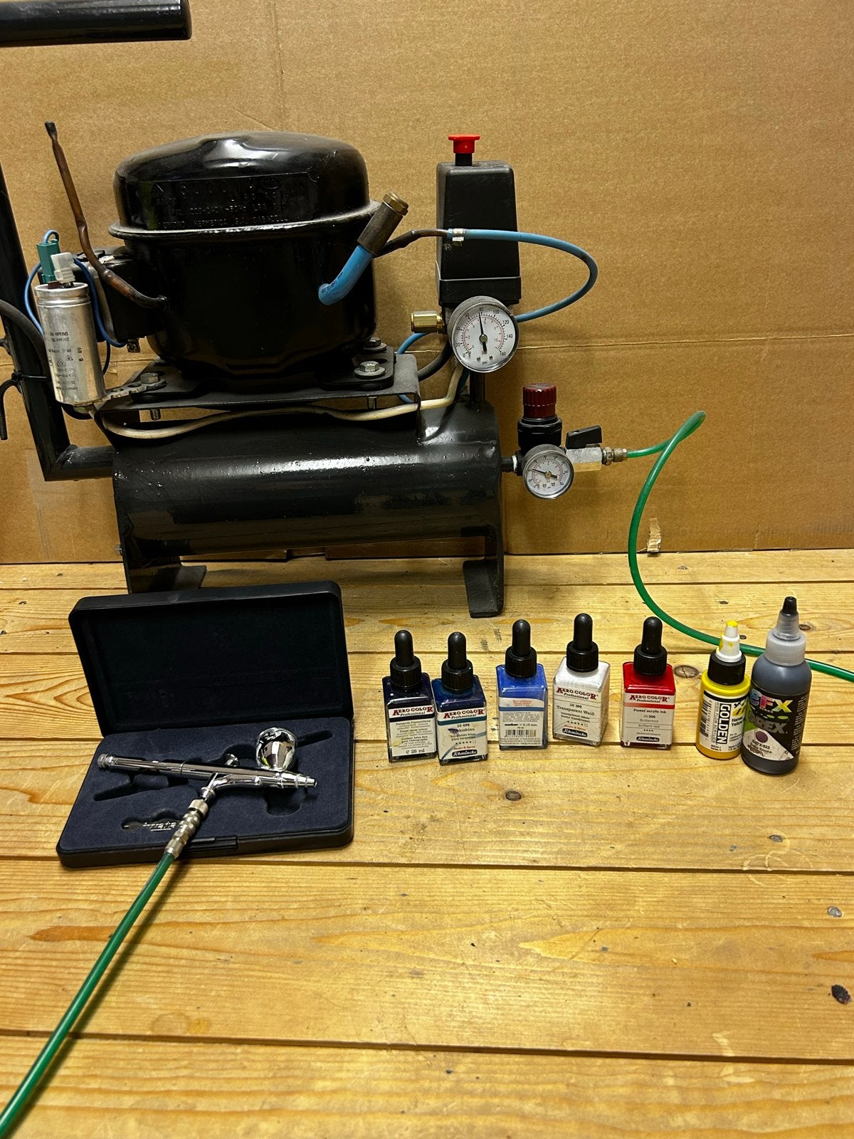 Airbrush set met compressor en basis kleuren, Hobby en Vrije tijd, Ophalen of Verzenden, Zo goed als nieuw, Airbrush en Toebehoren