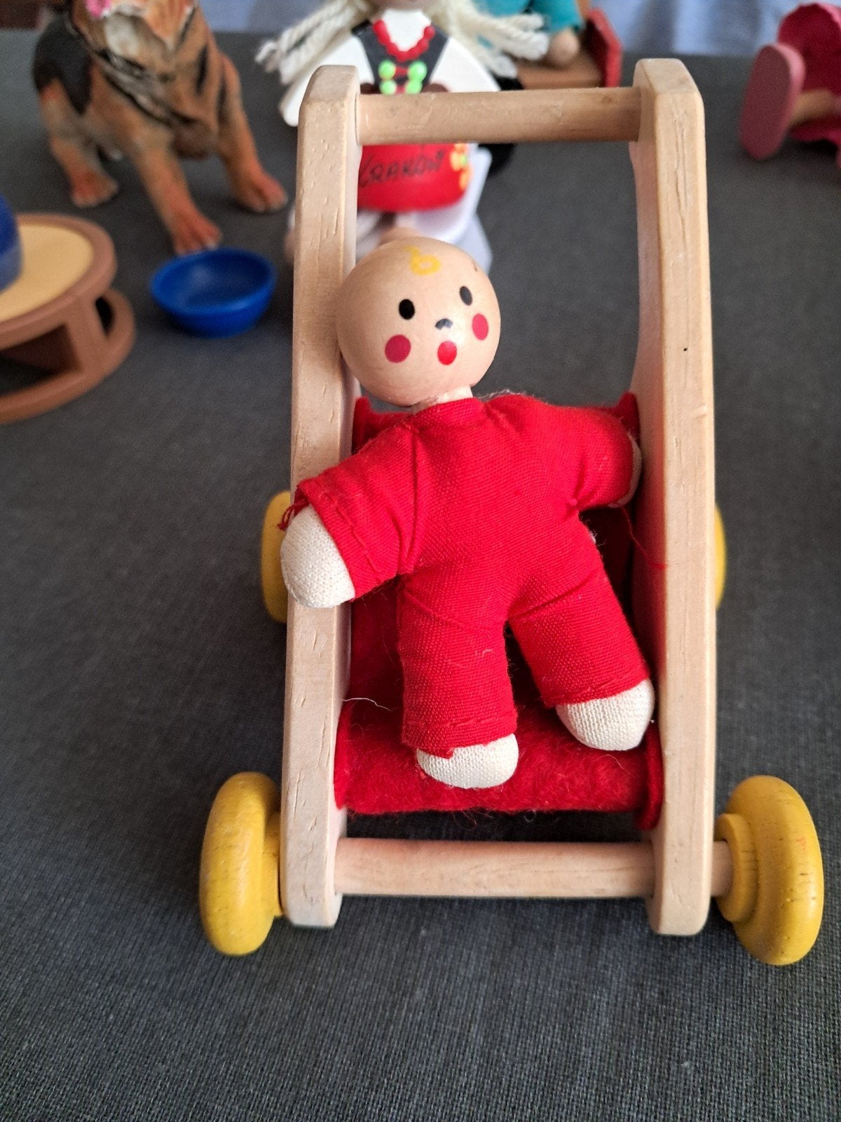 Foto 23 van Groot Playwood Poppenhuis met Meubels Poppetjes & Accessoire