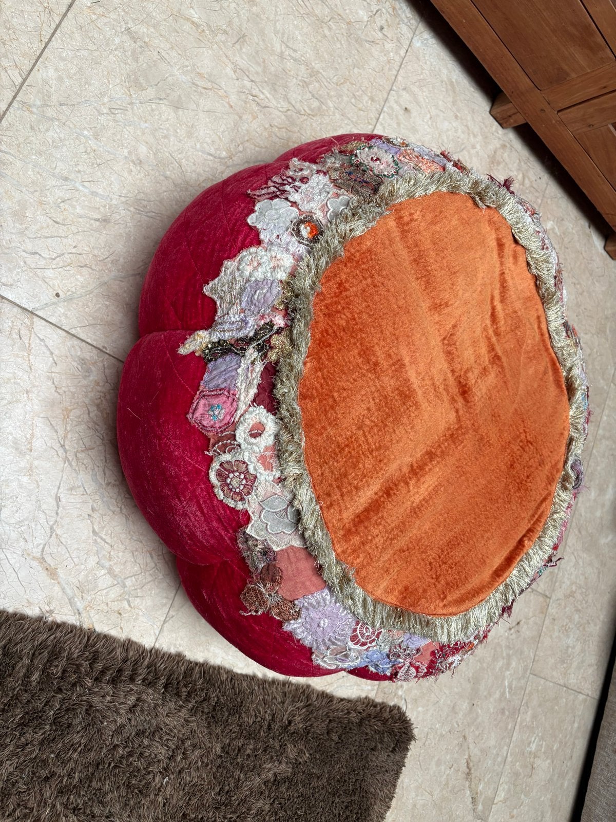 Decoratieve Poef/Voetenbank - Rood/Oranje met Borduurwerk, Gebruikt, Rond, Ophalen of Verzenden, Stof