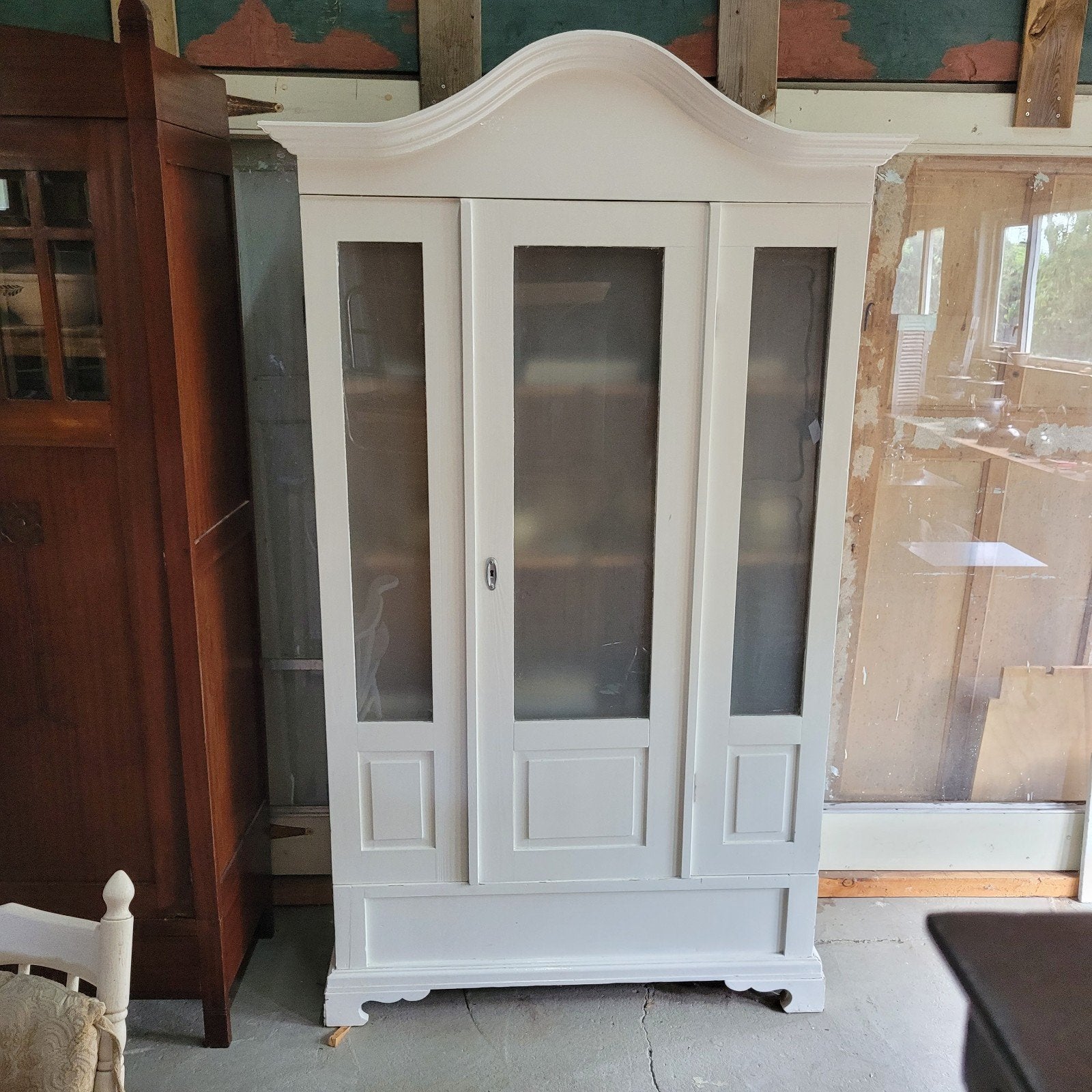 Foto 5 van Brocante oude ondiepe witte kast vitrinekast servieskast
