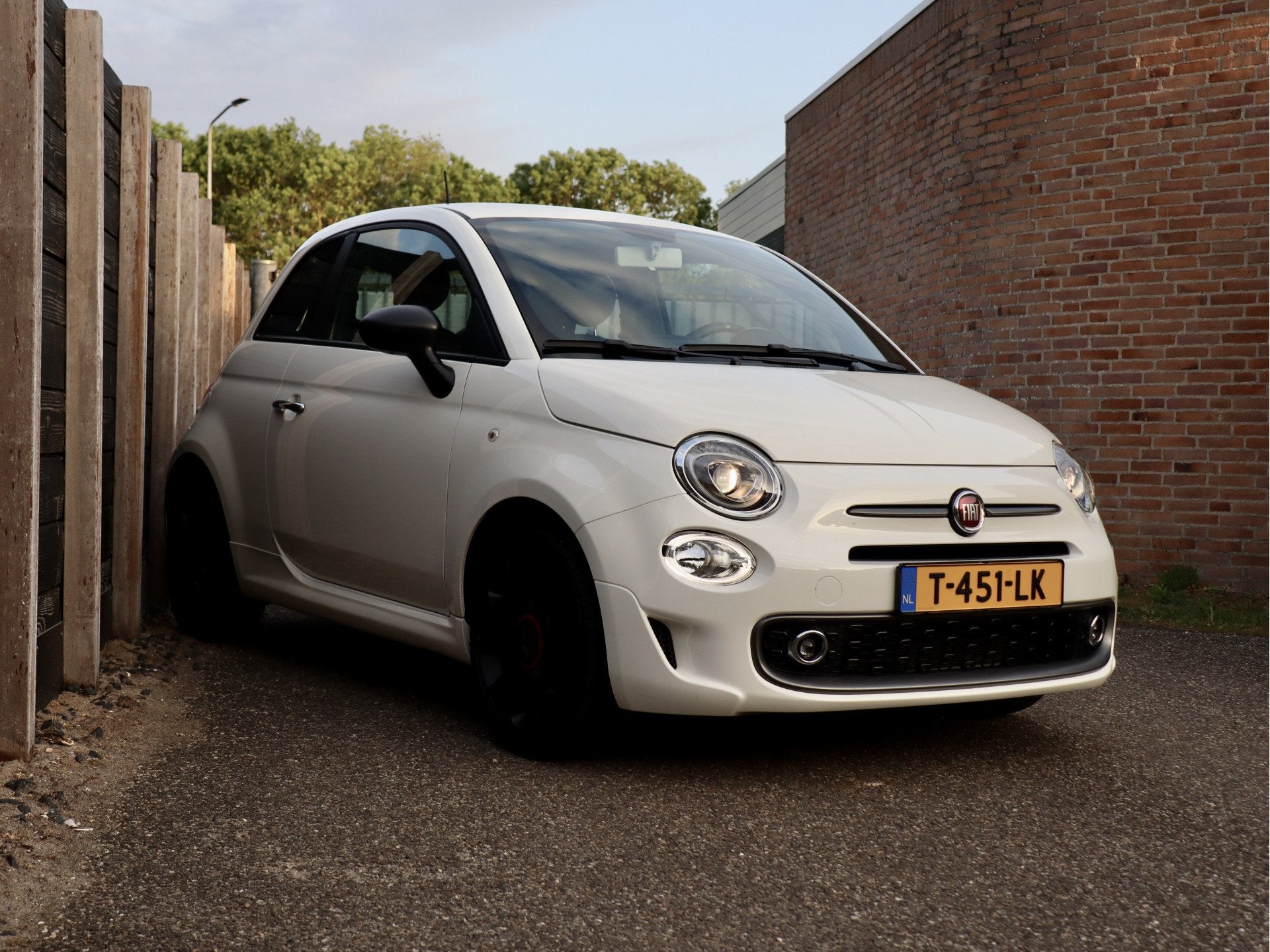 Fiat 500 1.0 Hybrid Sport Carplay, groot scherm (bj 2021), Auto's, Fiat, 4 stoelen, Leder en Stof, Wit, Bedrijf
