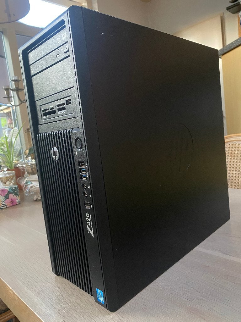 PC met 2 beeldschermen 24 inch € 200, Ophalen, Zo goed als nieuw