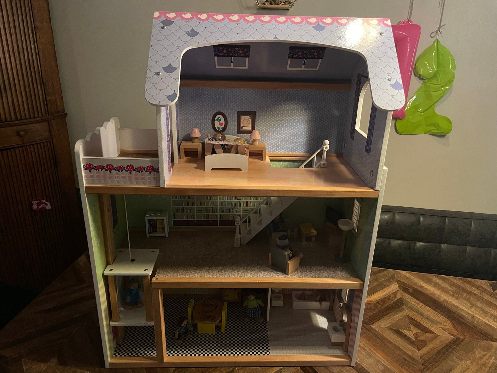 Groot houten poppenhuis met meubels, lift en poppen, Ophalen, Zo goed als nieuw, Poppenhuis