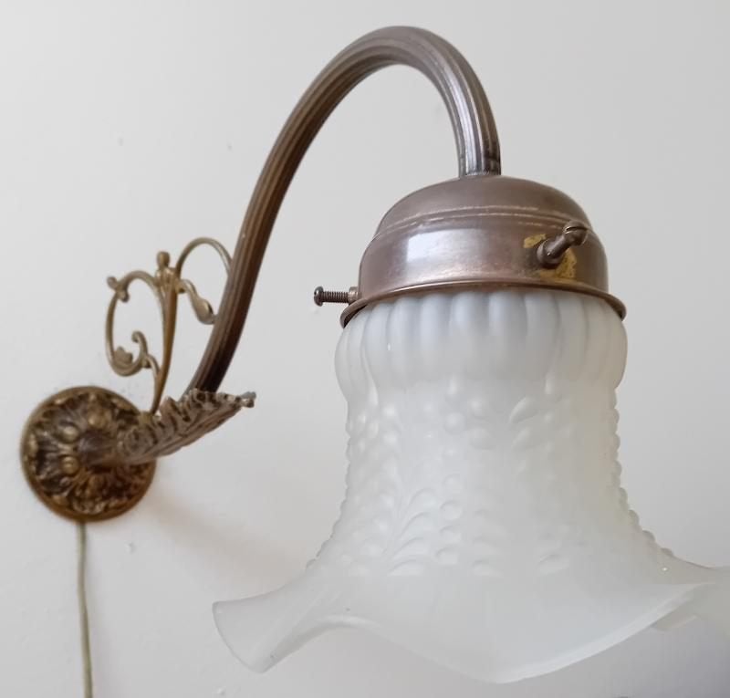 Antiek koper wandlamp met blank glazen geschulp kapje, Ophalen of Verzenden, Gebruikt, Glas, Wandlamp