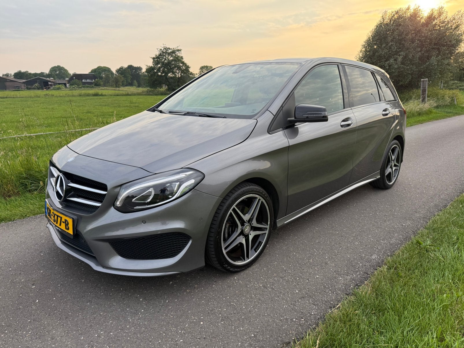 Mercedes B180 AMG night pakket Carbon*Navi*Trekh*Klima*VW st, 1325 kg, Zwart, 4 cilinders, 122 pk