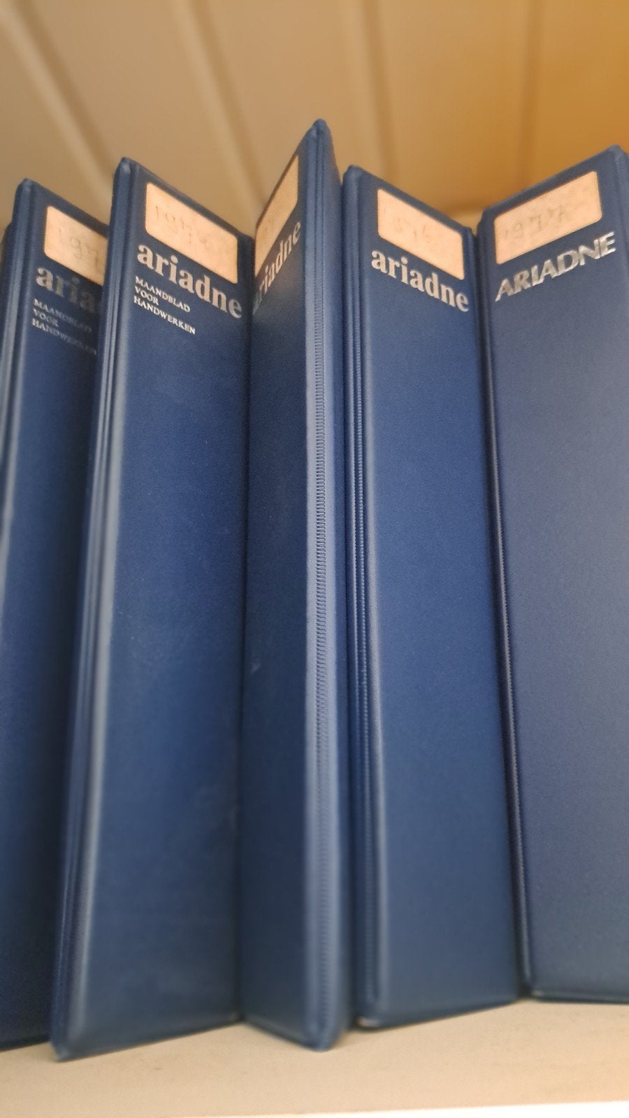 Ariadne maandblad voor handwerken 1973-1977 gebonden, Boeken, Ophalen, Gelezen, Overige typen