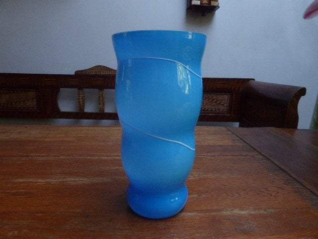 Vintage opaline vaas in blauw met witte lijnen, Antiek en Kunst, Ophalen of Verzenden