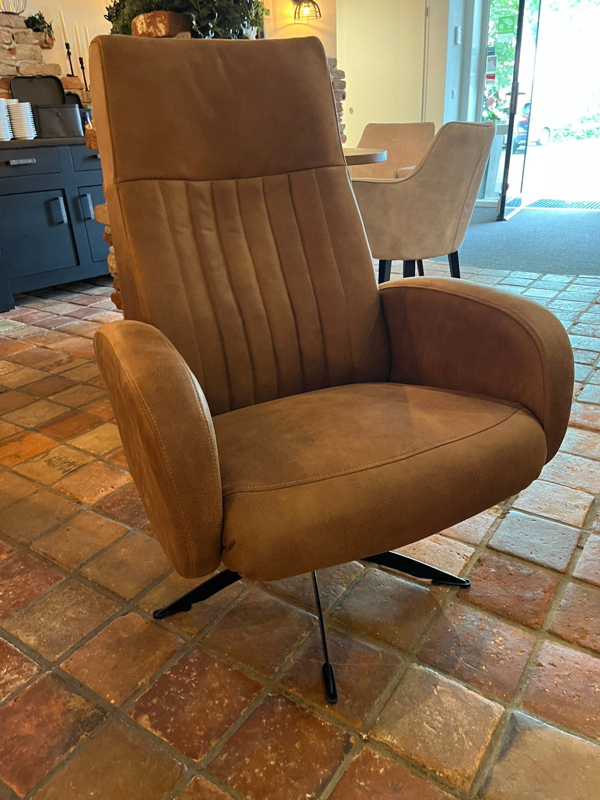 Draaifauteuil, showmodel in microleder cognac met lendesteun, Ophalen, 75 tot 100 cm, Zo goed als nieuw, Leer