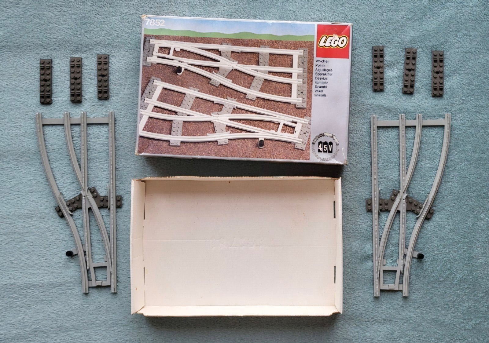 Lego trein 4,5 Volt grijze rails wissels + doos (set 7852), Gebruikt, Compleet, Lego, Ophalen of Verzenden