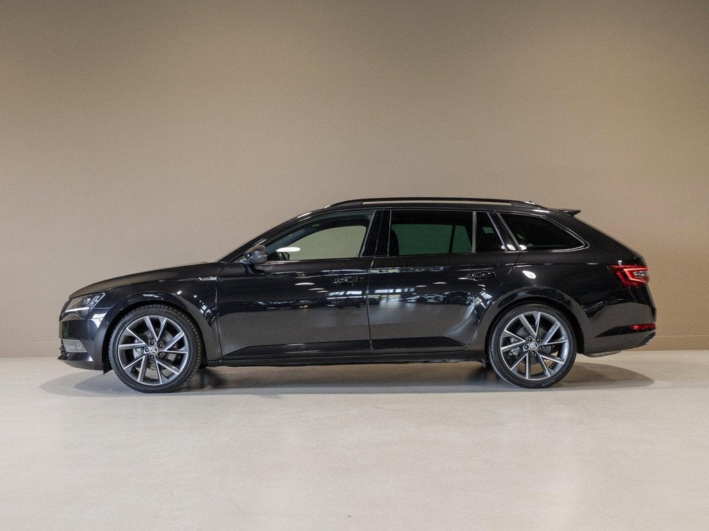 Skoda Superb Combi 1.5 TSI ACT Sportline Business / 150pk /, Auto's, Skoda, 730 kg, 4 cilinders, Alcantara, Zwart