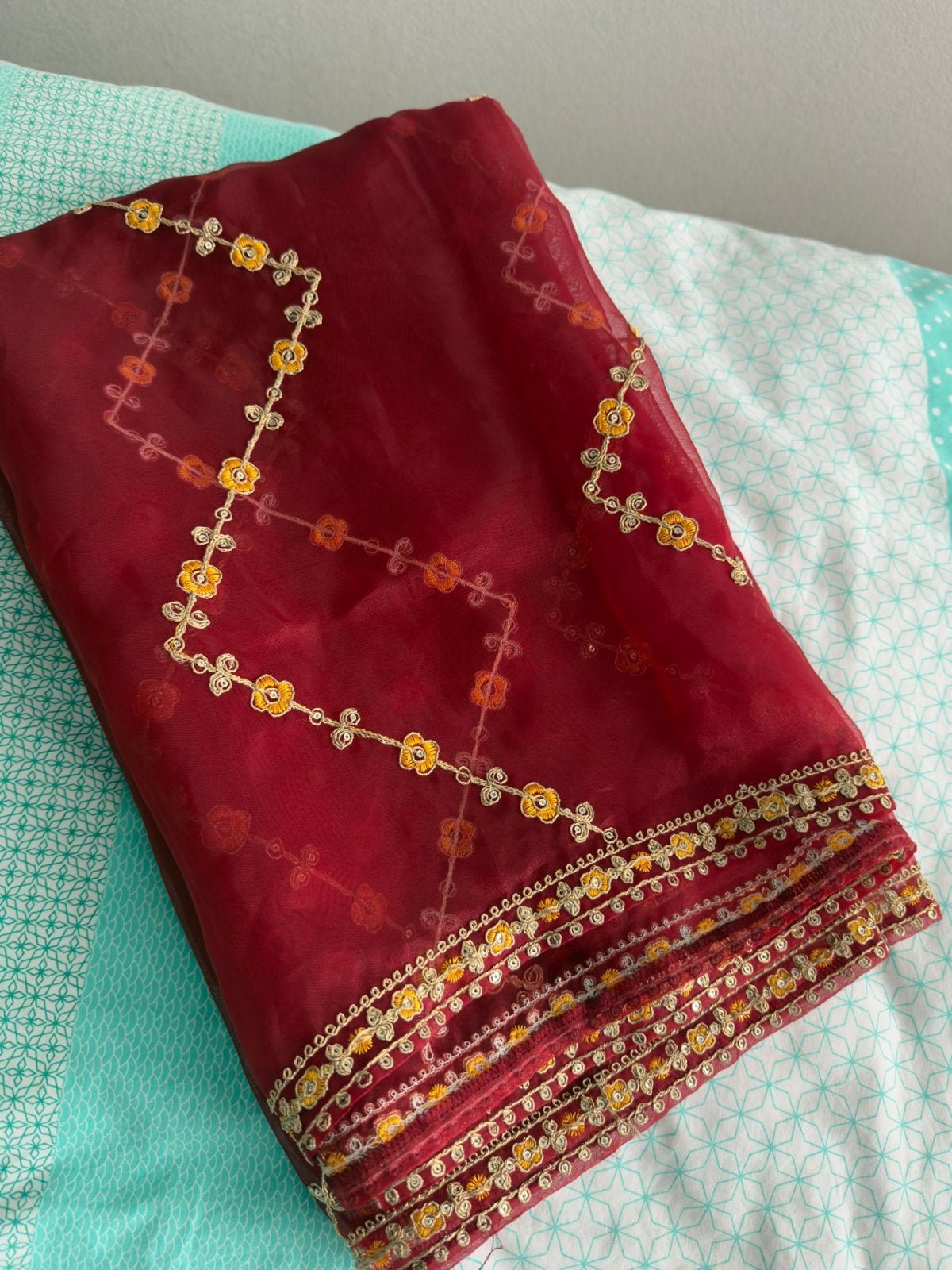 Mooie rode dupatta met gouden borduursels(Saal ( 4,99€, Kleding | Dames, Ophalen of Verzenden, Zo goed als nieuw