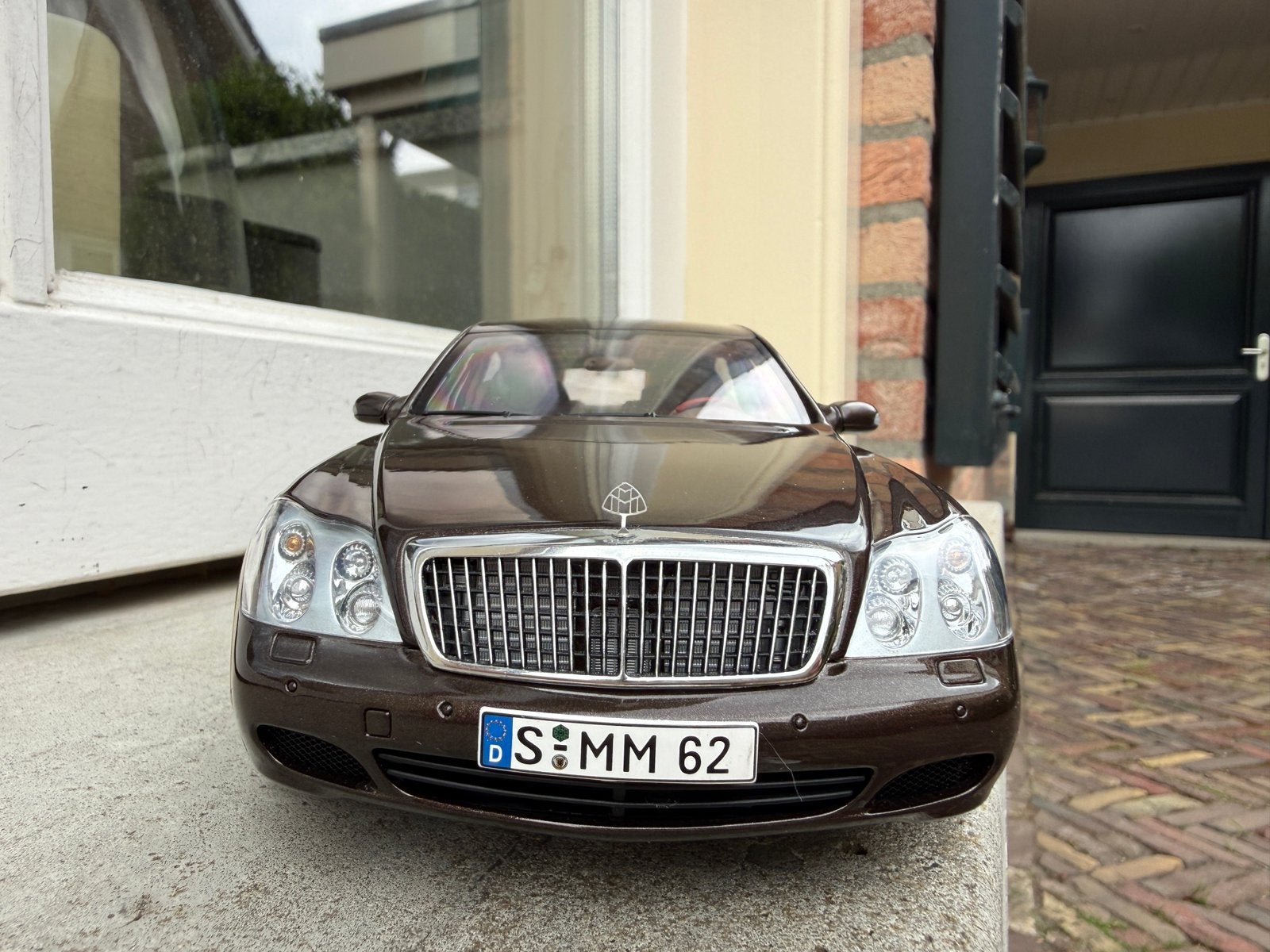 1:18 Maybach 62 LWB Goudkleurig 2002 Autoart Dealer Editie, Auto, Autoart, Ophalen of Verzenden, Zo goed als nieuw