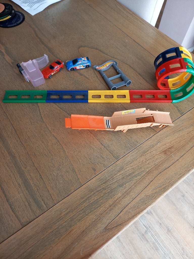 hot wheels baan met 2 auto's, Ophalen of Verzenden, Gebruikt