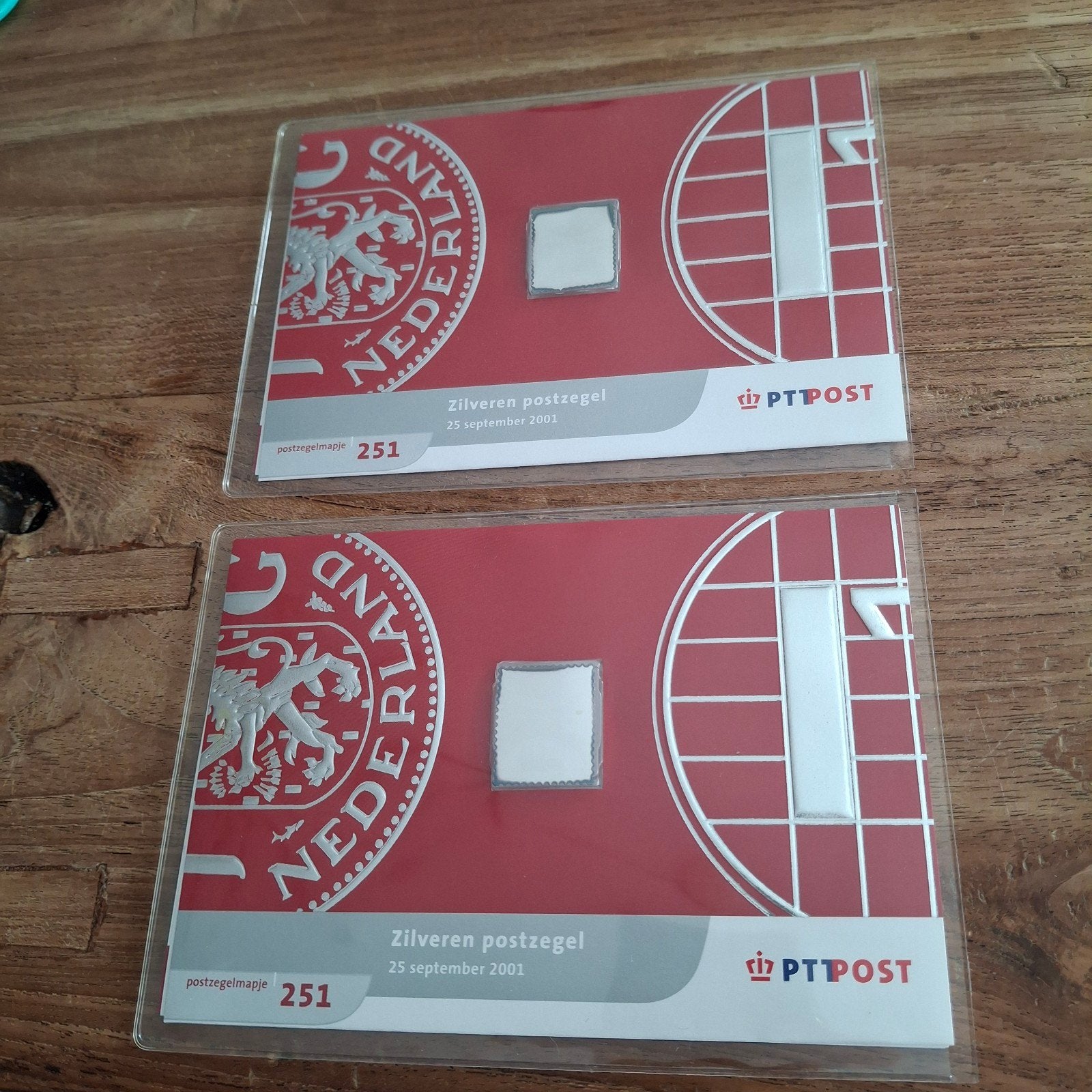 2 Zilveren Postzegels Nederland 2001 in plastic mapje, Ophalen of Verzenden