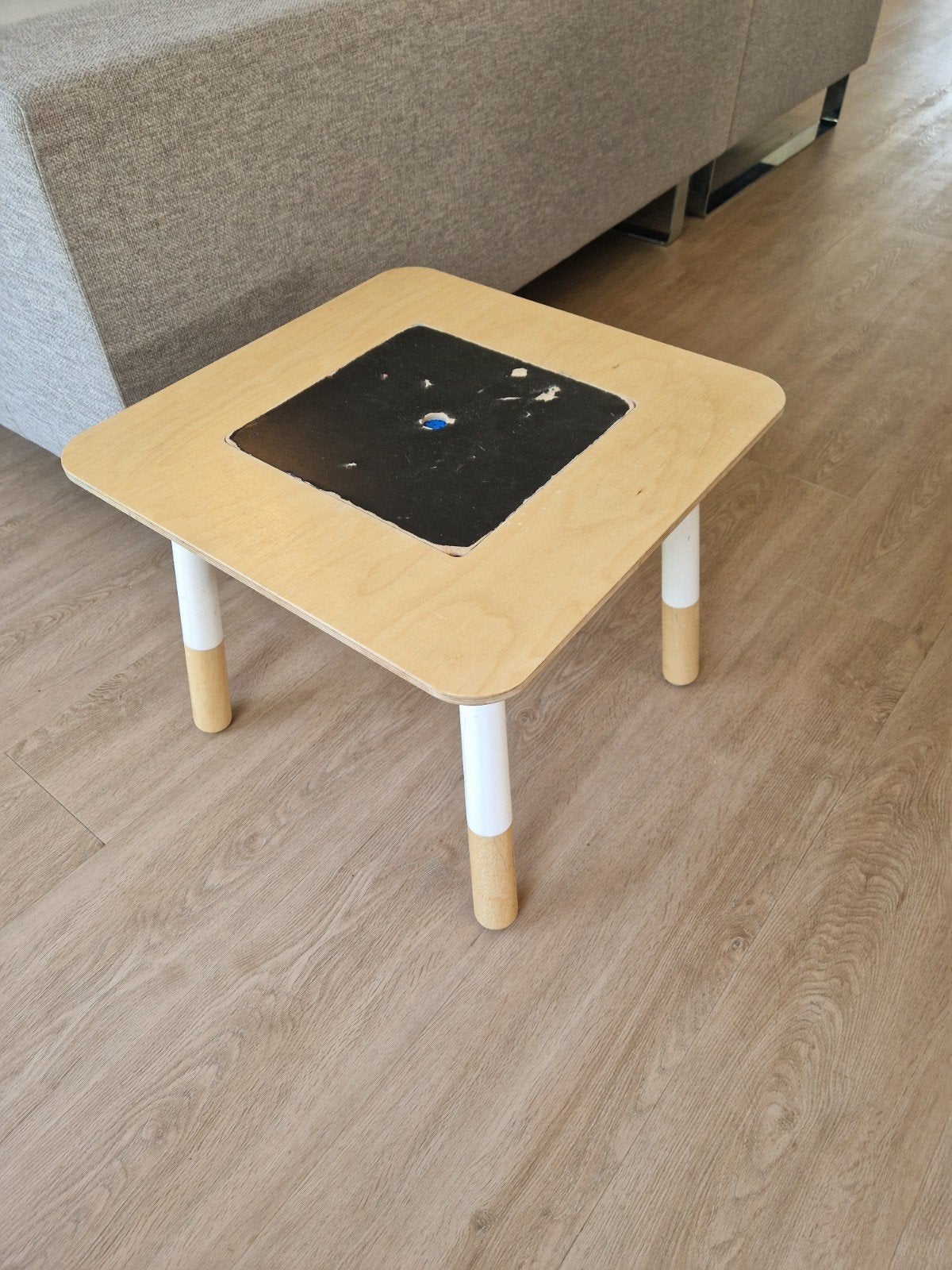 Gratis kindertafel, 56x56cm, hoogte 45cm, Kinderen en Baby's, Kinderkamer | Tafels en Stoelen, Ophalen