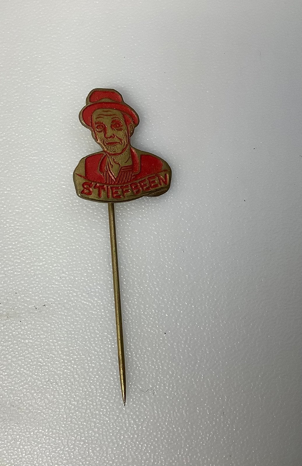 Vintage Speldje Stiefbeen uit de serie Stiefbeen en Zoon, Ophalen of Verzenden, Gebruikt, Overige onderwerpen, Speldje of Pin