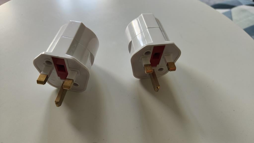 2 omvormers Engels naar EU stopcontact, Doe-het-zelf en Verbouw, Elektra en Kabels, Ophalen of Verzenden, Stopcontact