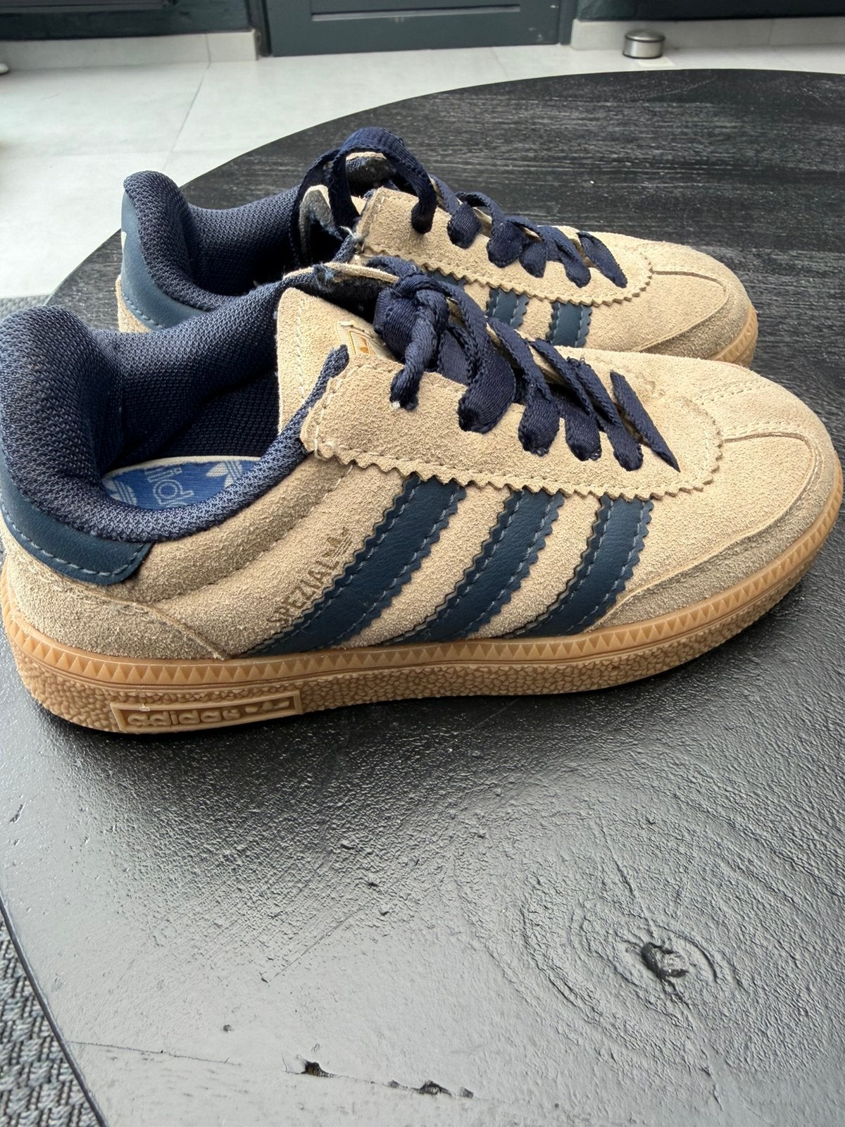 Adidas sneakers, Sport en Fitness, Loopsport en Atletiek, Ophalen of Verzenden, Zo goed als nieuw, Overige typen, Adidas