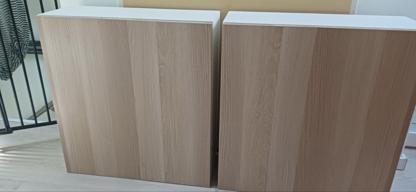 2x IKEA Besta kasten met ophangrails - 60x22x64 cm, Ophalen, Zo goed als nieuw