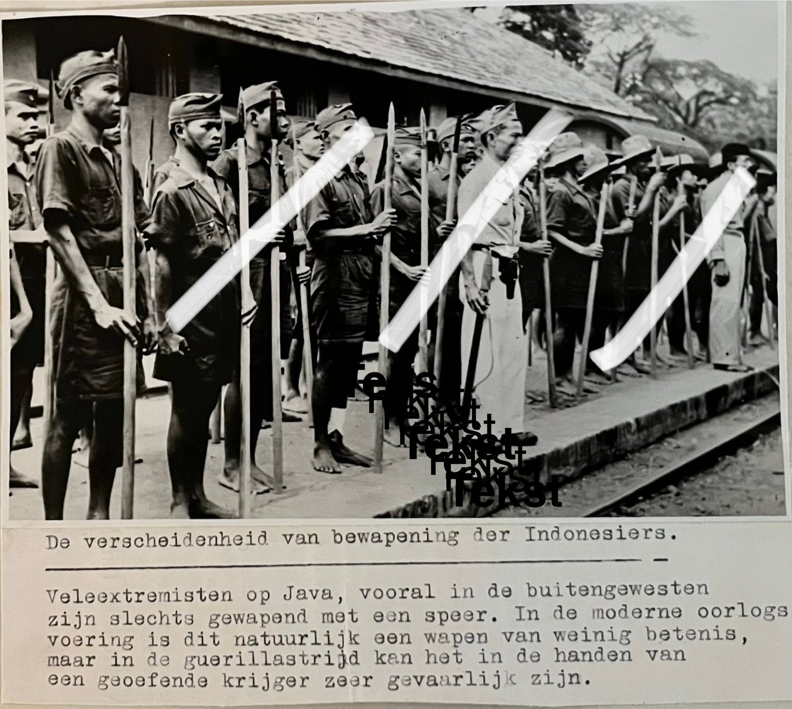 Grote persfoto extremisten met speren Nederlands-Indië, Verzamelen, Verzenden, Landmacht, Azië, Foto of Poster